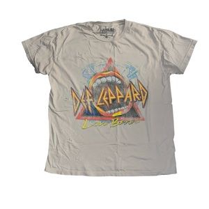 Def Leppard graphic band tee by goodie two sleeves 
Size S/M